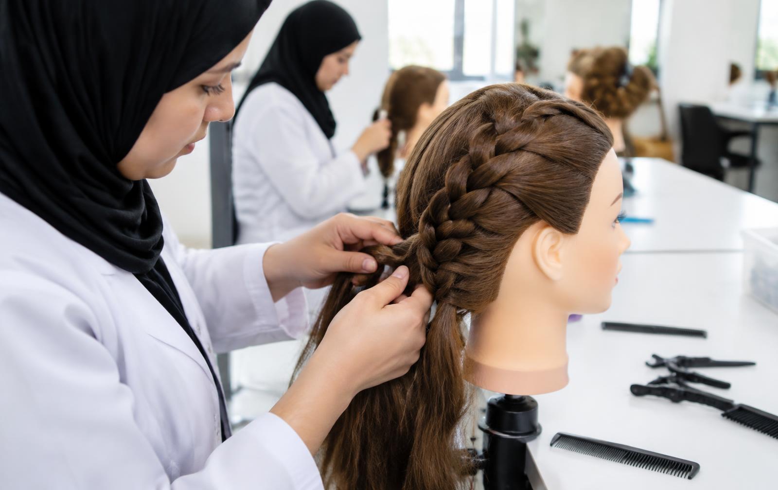 تدريب عملي على تقنيات الحلاقة